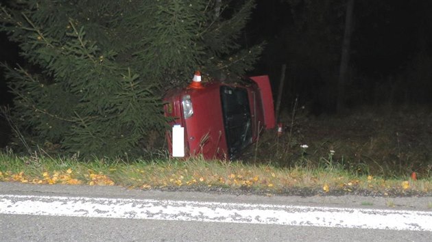 Nehoda se stala v nedli v noci na silnici z Lenory do Volar. idi vyvzl bez zrann.
