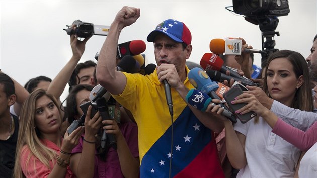 Ldr opozice Henrique Capriles na demonstraci v Caracasu (26. jna 2016).