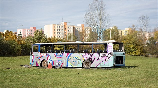 Odstaven autobus stoj mezi cyklostezkou a sdlitm Vltava, v tsn blzkosti silnice E55.