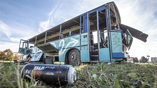 Vzhledem k tomu, e z autobusu neunikaj provozn kapaliny, a tak tomu, e vrak stoj na soukromm pozemku, nem magistrt Budjovic dnou pku, jak majitele donutit vz odstranit.