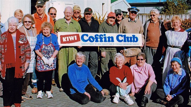 Kiwi Coffin Club se bhem esti let rozil na 12 mst na Novm Zlandu. Ten prvn vznikl v roce 2010 v Rotorua. 