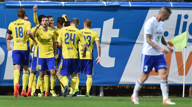 Zlíntí fotbalisté se radují v Mladé Boleslavi, kde zvítzili 2:1.