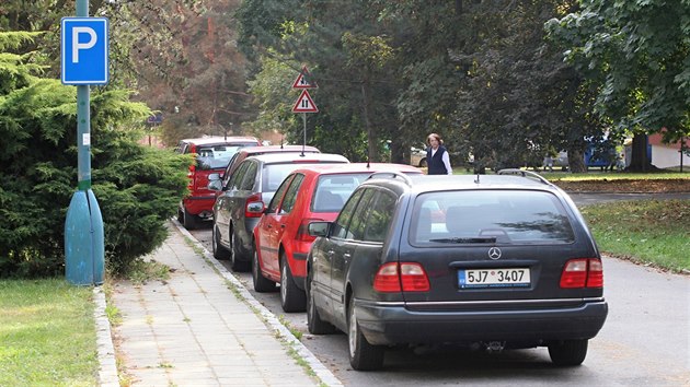 Na sdliti Kollrova v Jihlav je velk problm s nedostatkem parkovacch stn. Uraen zrctka nejsou v zkch cestch nim vjimenm.