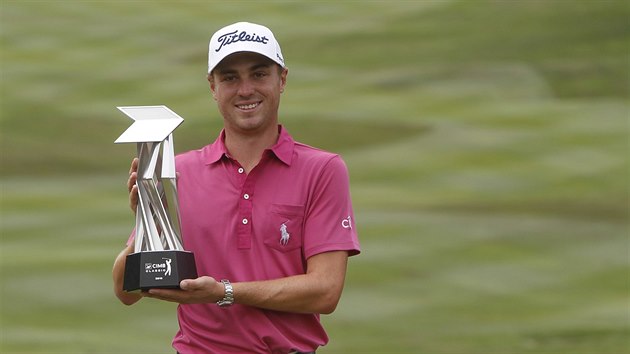 Justin Thomas s trofej pro vtze turnaje PGA Tour v Kuala Lumpuru.