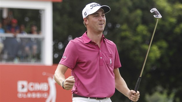 Justin Thomas se raduje z vtzstv na turnaji PGA Tour v Kuala Lumpuru.