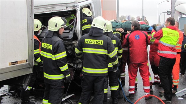 Dopravn nehoda t aut na svteln kiovatce Ranovy ulice a ulice Na Rybrn v Hradci Krlov (25.10.2016).