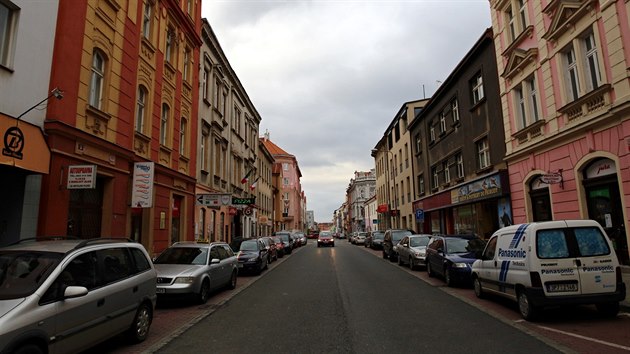 Lidé stojící o vylepšení Kollárovy ulice v Plzni se sešli na dvorku Zach's pubu, který v ulici sídlí. (22. října 2016)