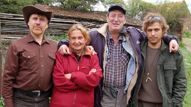 Z naten filmu Cesta do lesa. Zleva Tom Vorel star, Eva Holubov, Bolek Polvka, Tom Vorel mlad