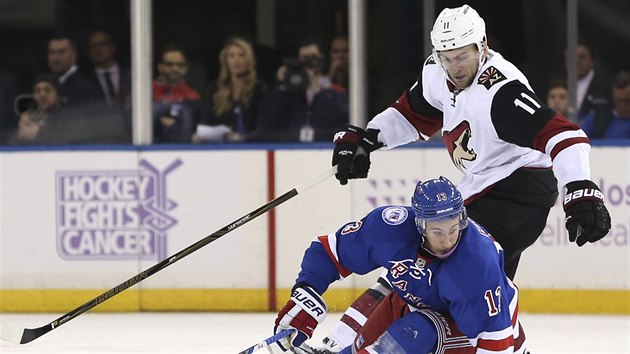 Martin Hanzal (nahoe) z Arizony v souboji s Kevinem Hayesem z New York Rangers.