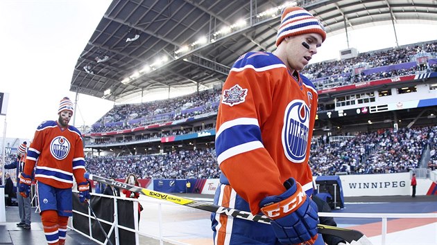 Edmontont Connor McDavid (vlevo) a Eric Gryba odchzej po roivice ped zpasem pod irm nebem mezi Winnipegem a Edmontonem.