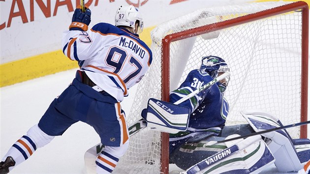 Connor McDavid z Edmontonu pekonv branke Ryana Millera z Vancouveru.