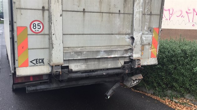 V ptek se v Modanech srazila tramvaj s nkladnm autem, dva cestujc byli zranni. (21.10.2016)