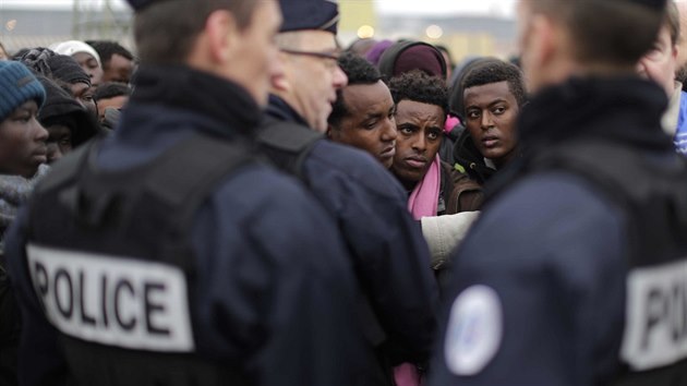 Migranti v uprchlickm tboe v Calais ekaj na evakuaci do jinch ubytovacch stedisek po cel Francii. Francouzsk ady toti tbor v Calais likviduj (24. jna 2016).