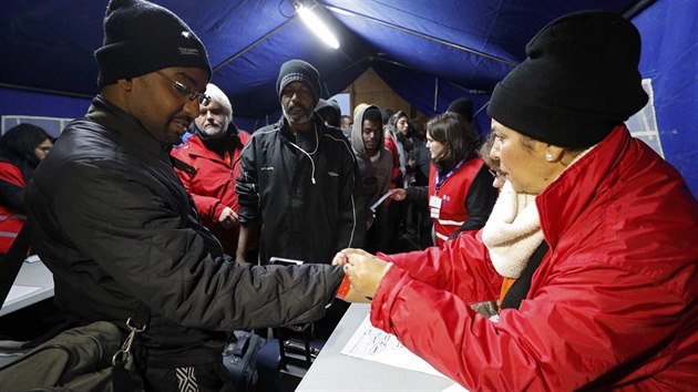 Migranti v uprchlickm tboe v Calais ekaj na evakuaci do jinch ubytovacch stedisek po cel Francii. Francouzsk ady toti tbor v Calais likviduj (24. jna 2016).