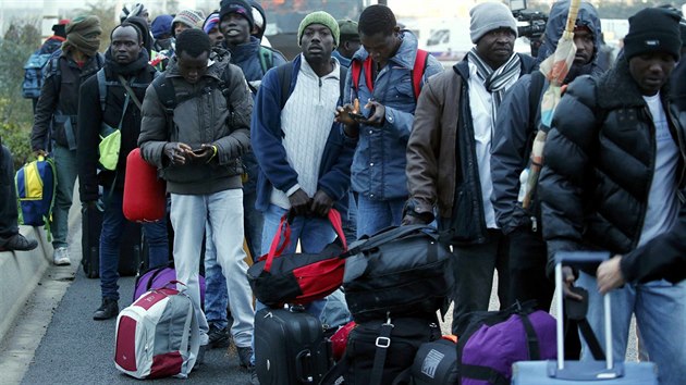 Migranti v uprchlickm tboe v Calais ekaj na evakuaci do jinch ubytovacch stedisek po cel Francii. Francouzsk ady toti tbor v Calais likviduj (24. jna 2016).