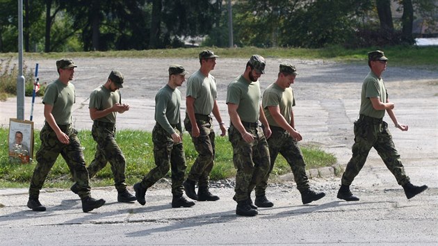 Soust mstnho koloritu jsou ve Mst Libav i nadle vojensk auta a mui v uniformch.