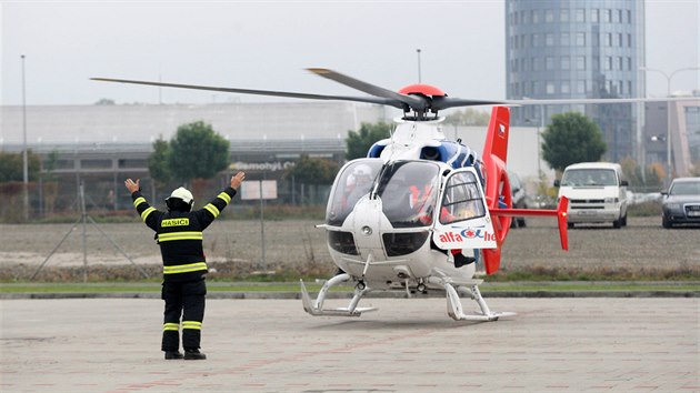 Zchrani nacviovali v olomouckm obchodnm centru zsah po teroristickm toku s destkami rannch.