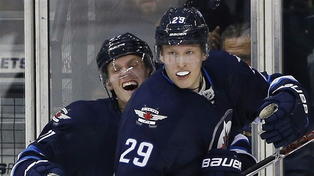 Nikolaj Ehlers (vlevo) a Patrik Laine z Winnipegu oslavuj gl druhho jmenovanho.