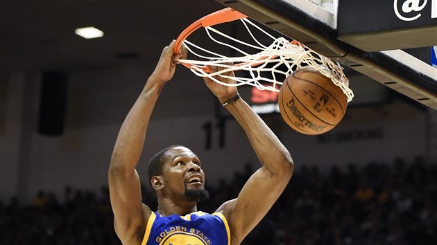 Kevin Durant z Golden State smeuje do koe LA Lakers.