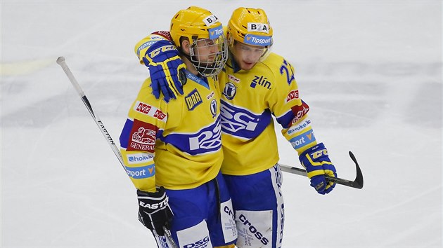 Radost zlnskch hokejist, vlevo je Miroslav Blak, vedle nho pak Antonn Honejsek.