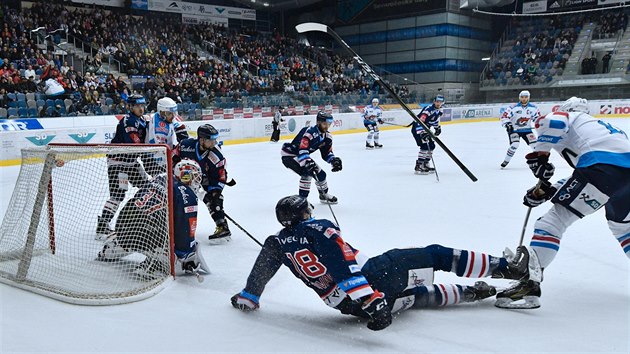 Momentka z duelu Chomutov vs. Vtkovice (tmav modr)