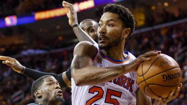 Derrick Rose z New Yorku dum, jak zatoit na ko Clevelandu.