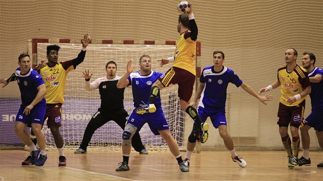 Momentka z utkn hzenksk extraligy KP Brno (modr) vs. Dukla Praha