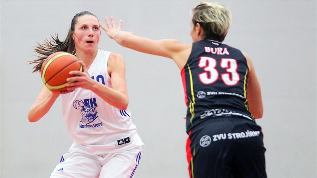 Karlovarsk basketbalistka Dana Kulitov zaml, co udl s mem. Proti n je Josipa Bura z Hradce Krlov