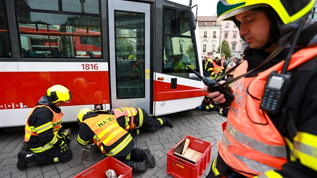 Hasii nacviovali na nmst Svobody v Brn vyprotn osoby zaklnn pod tramvaj.