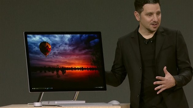 Panos Panay, kter m v Microsoftu na starost hardware, pedstavuje nov Surface Studio.