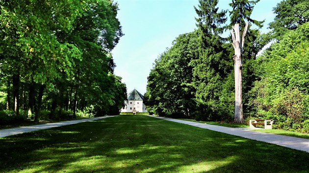 Na rozloze 86,5 ha rostou pevn smen lesy, ve kterch ije na 60 druh vzcnch ptk. Najdete tu vak tak louky a rybnk.