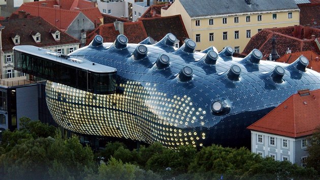 Extravagantn Dm umn (Kunsthaus) v rakouskm trskm Hradci dostal pezdvku Ptelsk mimozeman. Stavba probhala v letech 1999 - 27. 9. 2003, kdy byla slavnostn otevena.  