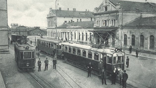 Tramvaje ped vlakovm ndram v Bohumn.