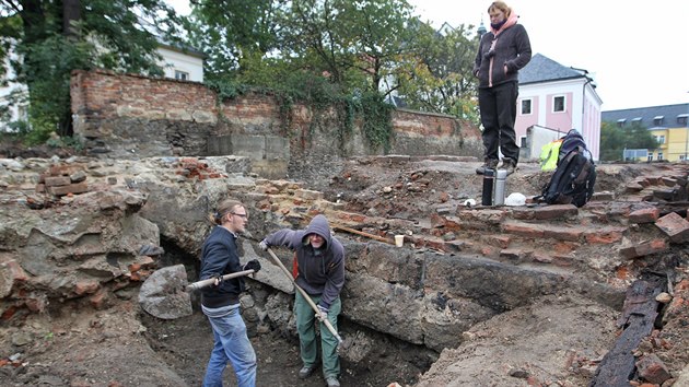 Archeoloka Jana Brhelov u vkop v okol krnovskho kostela svatho Ducha.