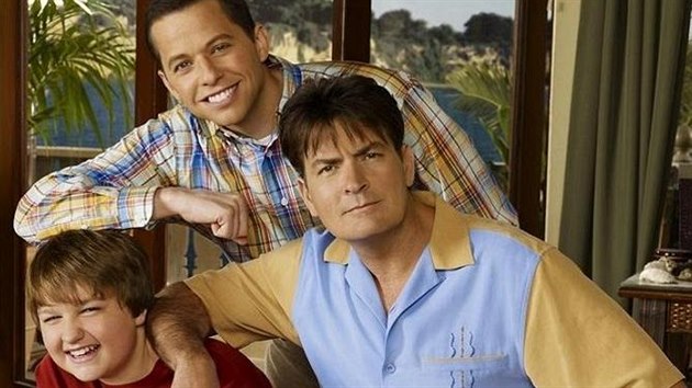 Angus T. Jones, Jon Cryer a Charlie Sheen v serilu Dva a pl chlapa