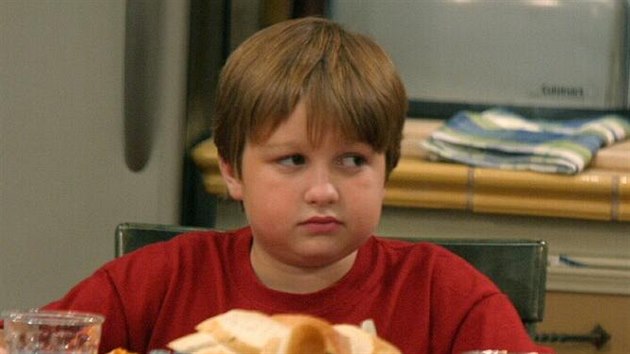 Angus T. Jones v serilu Dva a pl chlapa