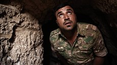Pemergové objevili ve mst Badana nedaleko Mosulu tunel vykutaný bojovníky...