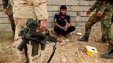 Kurdtí bojovníci vyslýchají Iráana, který uprchl z území kontrolovaného IS...