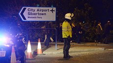 Policista hlídá letiště London City, odkud byly evakuovány stovky pasažérů (21.... Policista hlídá letiště London City, odkud byly evakuovány stovky pasažérů (21....