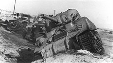 Zničený egyptský tank na Sinaji během Suezské krize v roce 1956 Zničený egyptský tank na Sinaji během Suezské krize v roce 1956