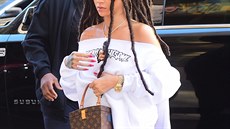 Rihanna s napletenými dredy (íjen 2016)