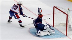 Teemu Selänne posílá puk za záda Billa Ranforda v zápase veteránů pod otevřeným... Teemu Selänne posílá puk za záda Billa Ranforda v zápase veteránů pod otevřeným...