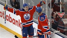 Hokejisté Edmontonu Connor McDavid (vlevo) Darnell Nurse se radují z gólu,... Hokejisté Edmontonu Connor McDavid (vlevo) Darnell Nurse se radují z gólu,...