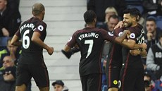 Fotbalisté Manchesteru City se sbíhají k Sergiu Agüerovi, který střílel góly na... Fotbalisté Manchesteru City se sbíhají k Sergiu Agüerovi, který střílel góly na...