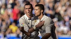 Gareth Bale a Cristiano Ronaldo slaví vyrovnávací gól na hiti Alavése. Z...