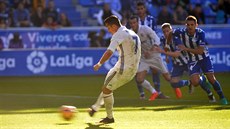Cristiano Ronaldo z Realu Madrid promuje penaltu v utkání s Alavésem.
