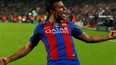 Brazilec Rafinha vstelil jediný gól Barcelony v domácím utkání s Granadou.