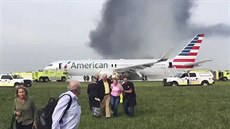 Na chicagském O'Hareově letišti se vznítil boeing společnosti American Airlines... Na chicagském O'Hareově letišti se vznítil boeing společnosti American Airlines...