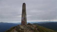 Betonový pylon na vrcholu Pikuje (1408 m)