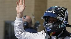 Nico Rosberg zdraví diváky po kvalifikaci na Velkou cenu USA, do které vyrazí z... Nico Rosberg zdraví diváky po kvalifikaci na Velkou cenu USA, do které vyrazí z...